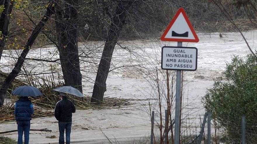 Un temporal histórico y aún activo mantiene en vilo a Alicante y Valencia