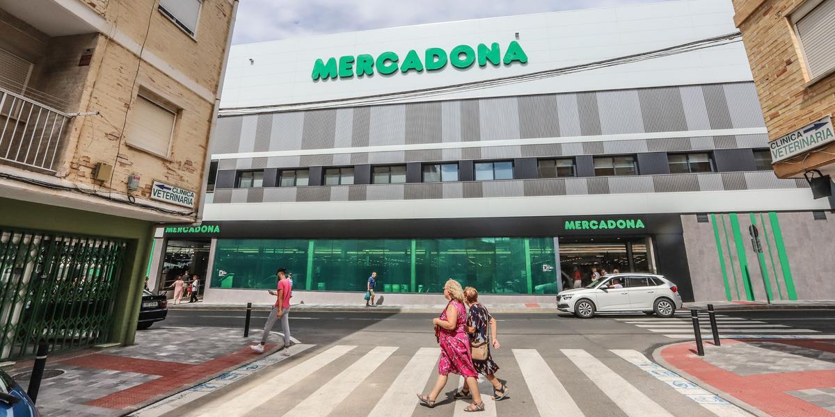 Fundada en Valencia en 1977, Mercadona es una cadena de supermercados conocida por su amplia variedad de productos y precios competitivos.