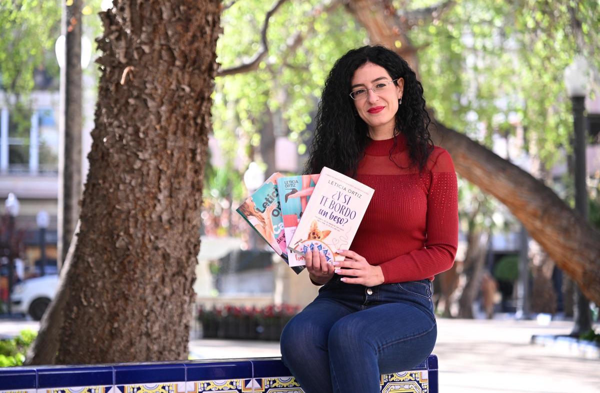 Leticia Ortiz, con sus tres libros publicados.