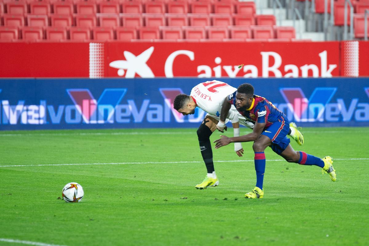 Umtiti no puede controlar a En-Nesyri en el Sánchez Pizjuán.