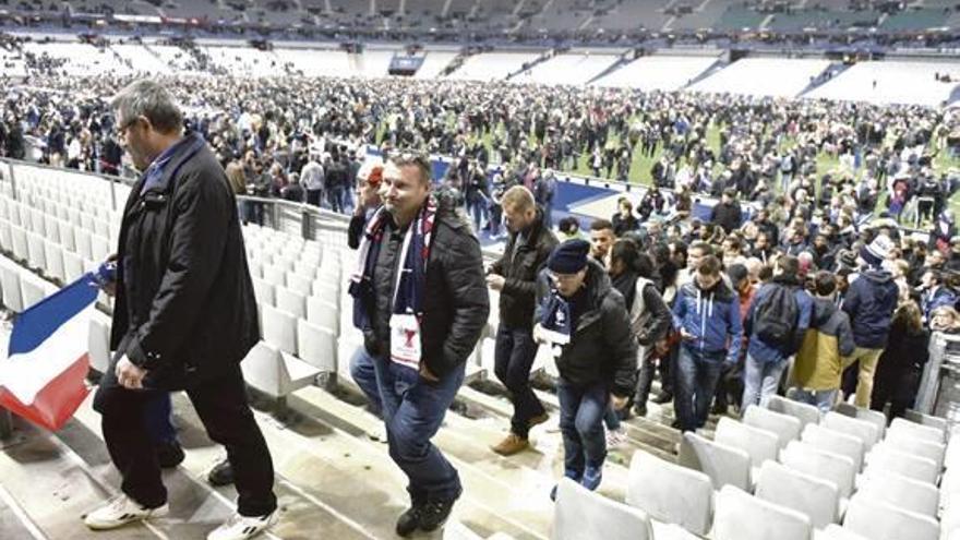 Espectadores en Saint Denis siendo evacuados por los atentados.