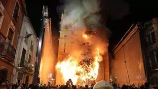 El fuego devora la mayor hoguera del mundo en Canals