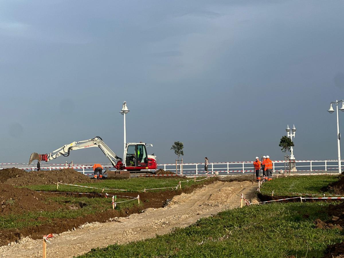 Obras en la playa verde.