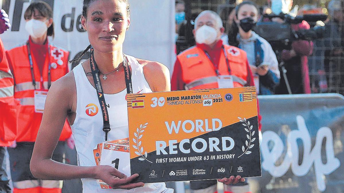 Letesembet Gidey, tras batir los récords del mundo de 5.000 m. y medio maratón en València, vuelve este domingo a su ciudad talismán en busca del récord de maratón.