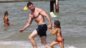 Una imagen de archivo en la que Hugh Jackman y su hija Ava se bañan en una playa de Saint Tropez.