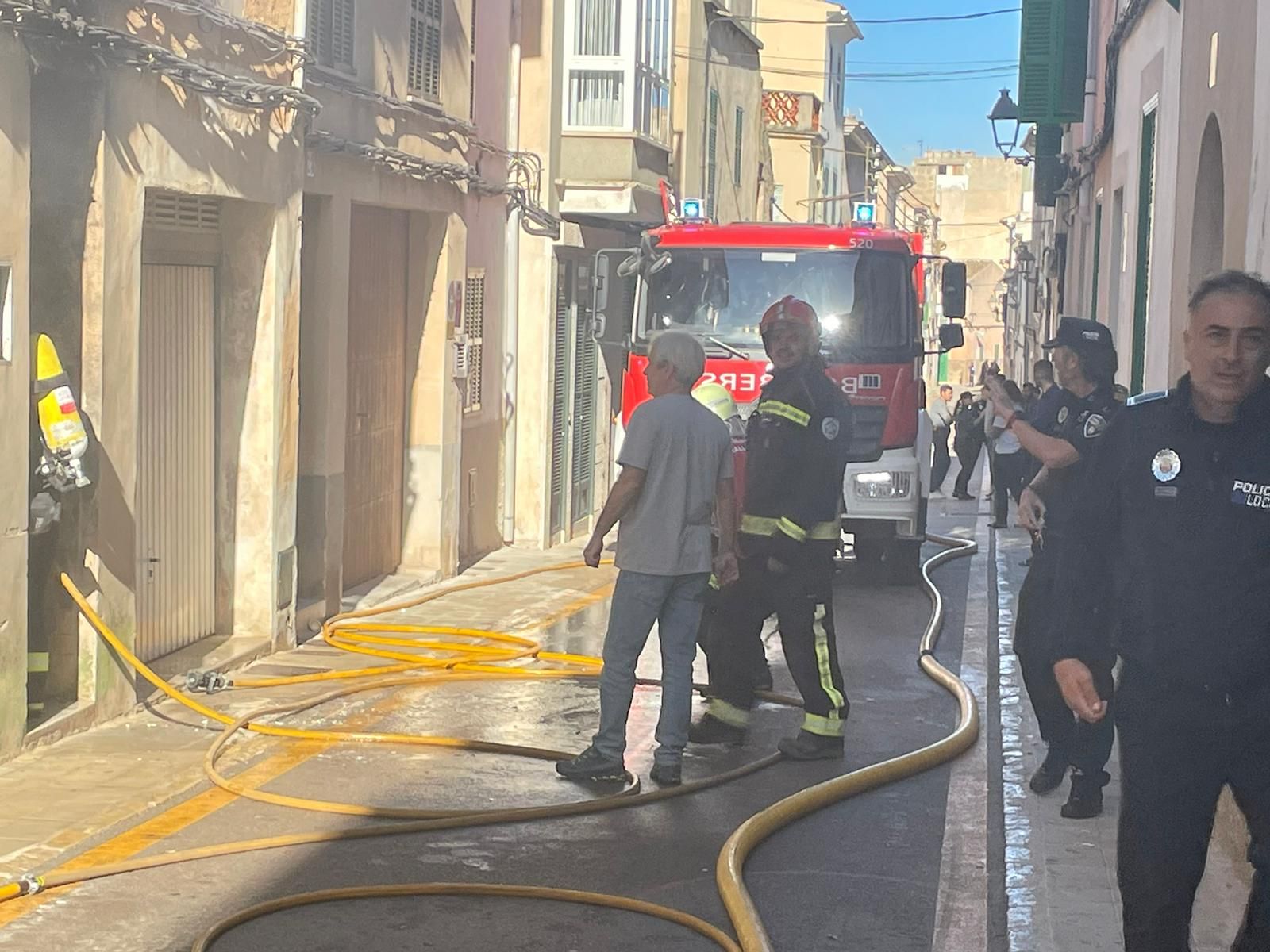 Desalojan a quince okupas por un incendio en una casa en Felanitx