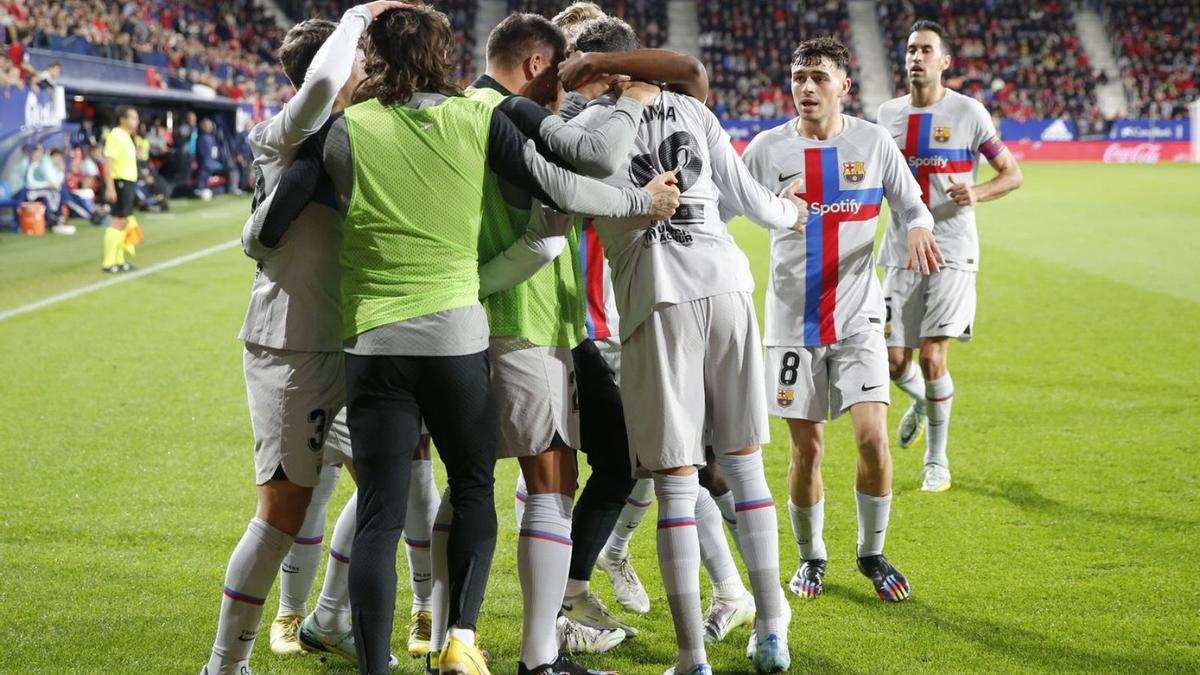 Los jugadores del Barcelona celebran el gol del triunfo, ayer, en Pamplona.  |  // VILLAR LÓPEZ