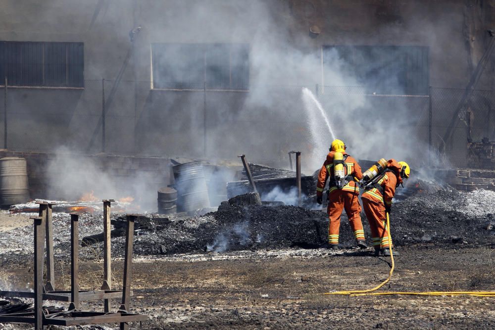 Incendio en el polígono Fuente del Jarro