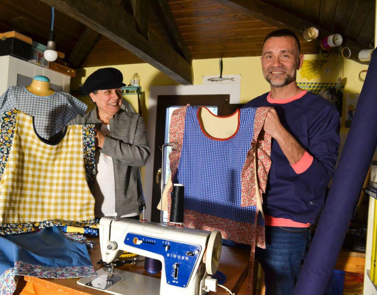 Yolanda y Cos muestran dos huipiles de su colección. | | A. P.