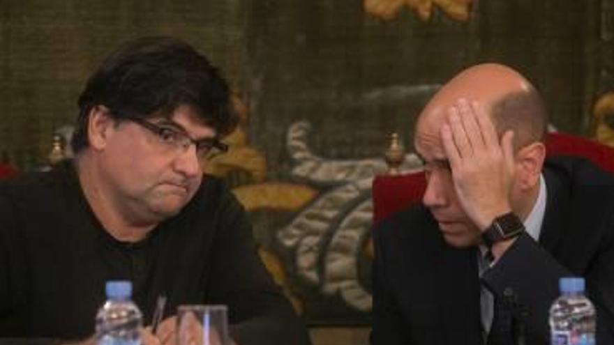 Pavón y Echávarri conversan durante un reciente pleno.