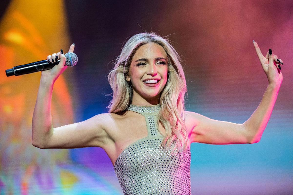 Ana Mena en mitad de un show