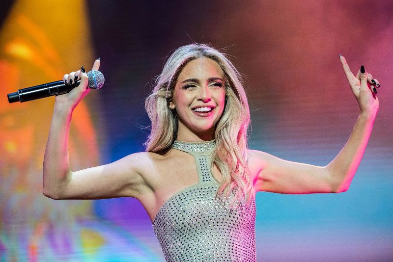 Ana Mena en mitad de un show