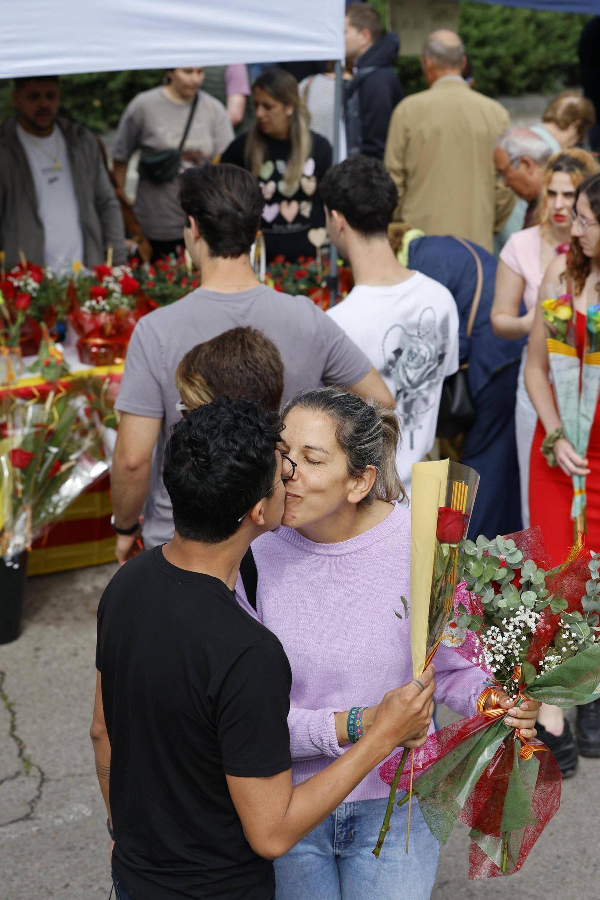 Les imatges de la diada de Sant Jordi a Girona