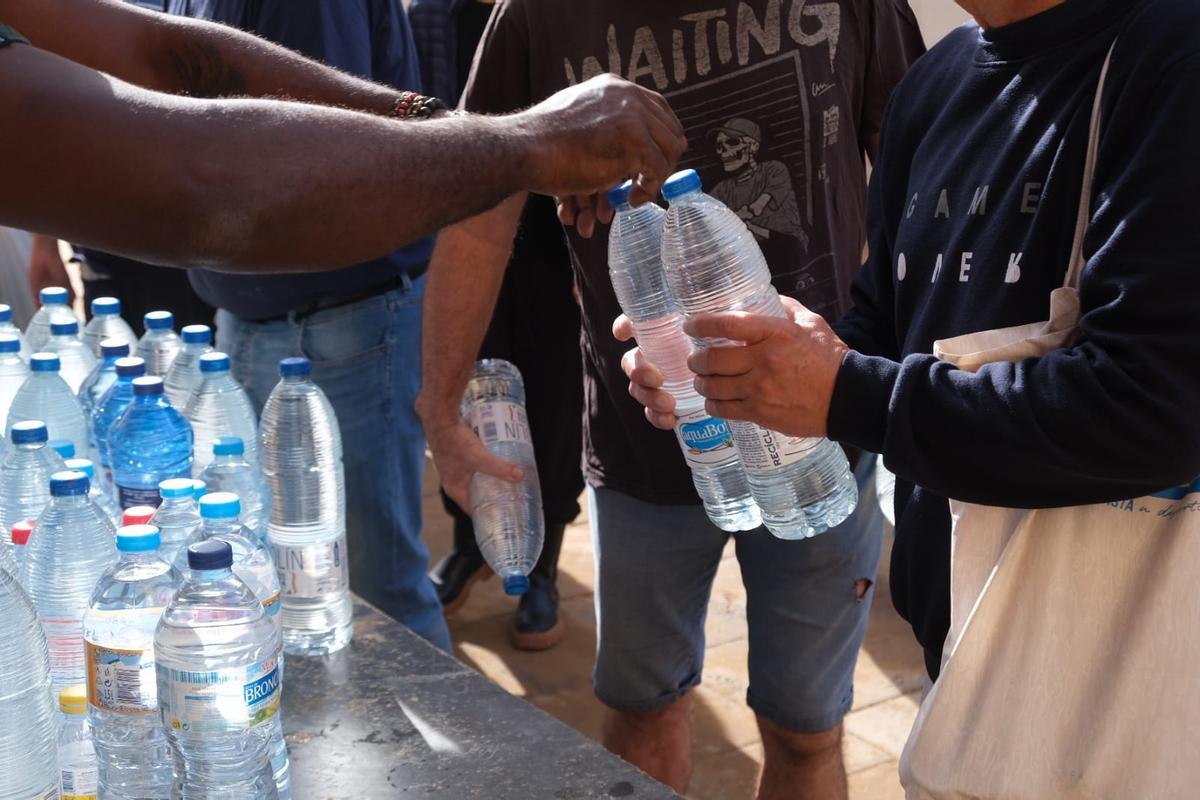 Así está siendo el reparto de agua y alimentos en Chiva