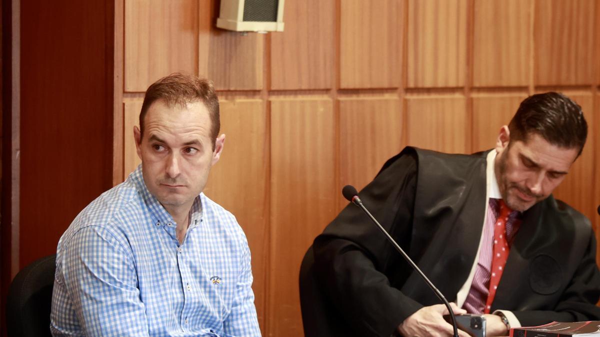 El procesado, Francisco (i), en el banquillo en la primera sesión del juicio por el crimen de Llano de Brujas, junto a su abogado.
