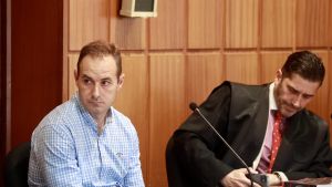El procesado, Francisco (i), en el banquillo en la primera sesión del juicio por el crimen de Llano de Brujas, junto a su abogado.