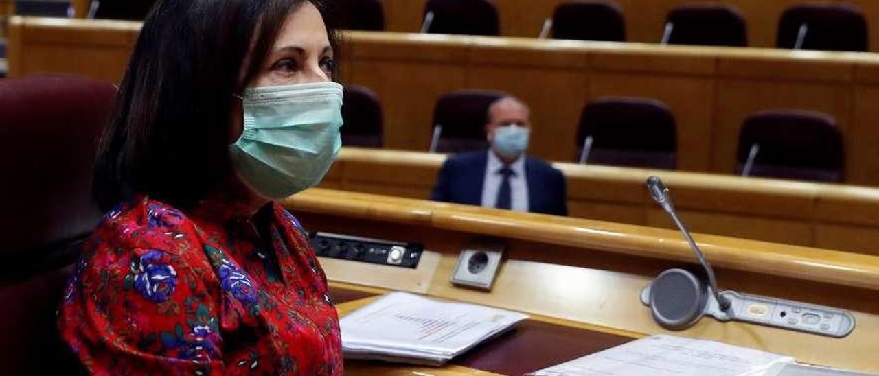 Margarita Robles, con mascarilla, ayer, en el Congreso.