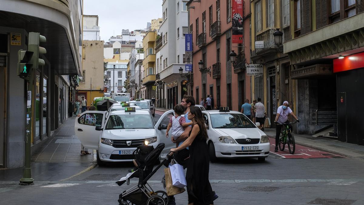 Una familia cruza el paso de peatones que hay en el semáforo de la calle Malteses con la calle Triana.