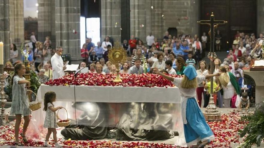 Lluvia de pétalos por la ascensión, en la Catedral