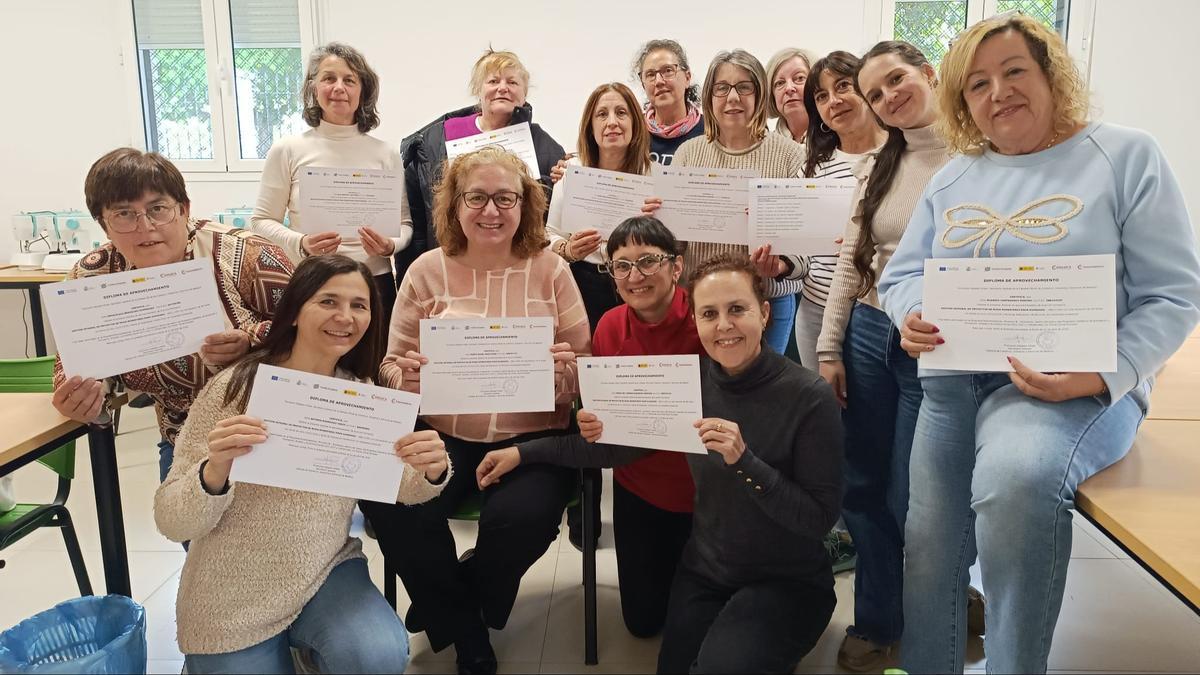 Grupo de mujeres de Monesterio con su titulación en moda y confección