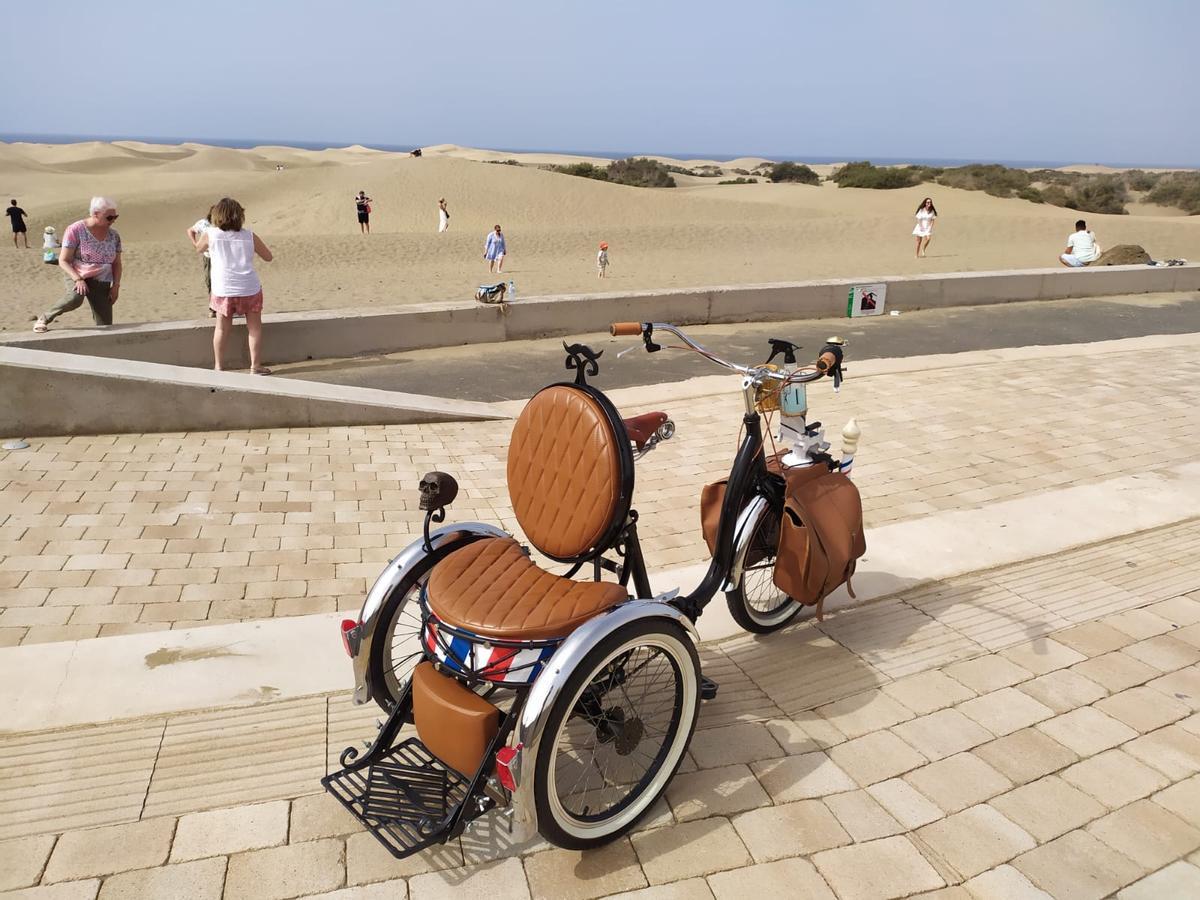 El triciclo customizado para hacer las veces de barbería.