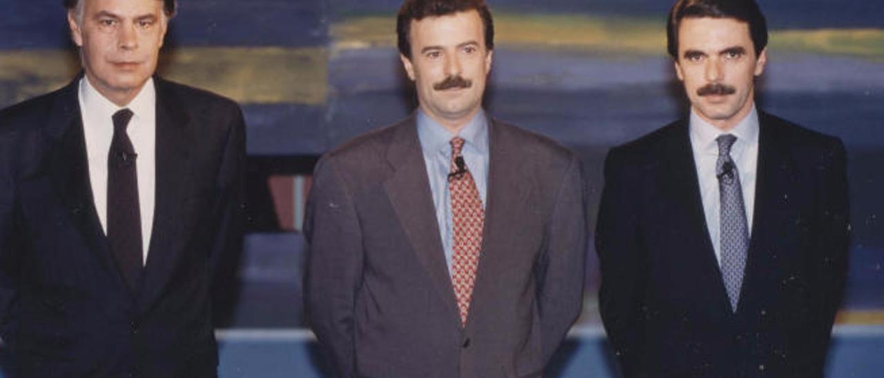 Manuel Campo Vidal flanqueado por Felipe González, a la izquierda, y José María Aznar, en el primer debate electoral televisado en España, en 1993.