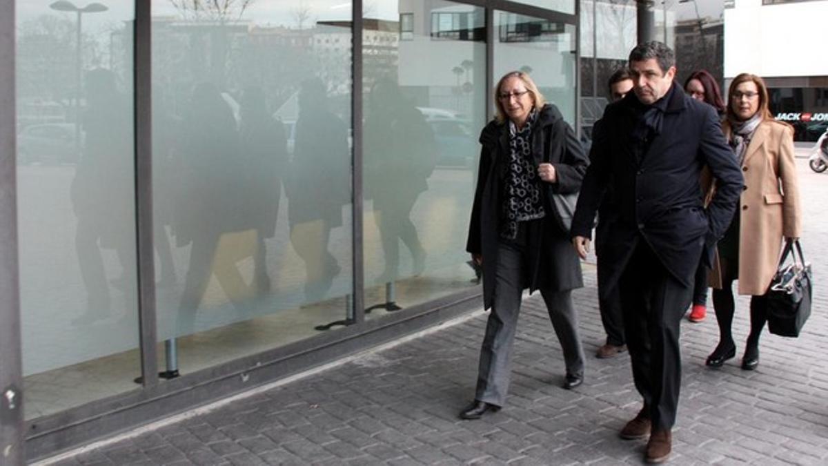 Assumpta Escarp y Helena Arribas llegan a los juzgados de Sabadell para declarar sobre el escándalo de las dietas de la Federació de Municipis de Catalunya, este lunes, 2 de marzo.