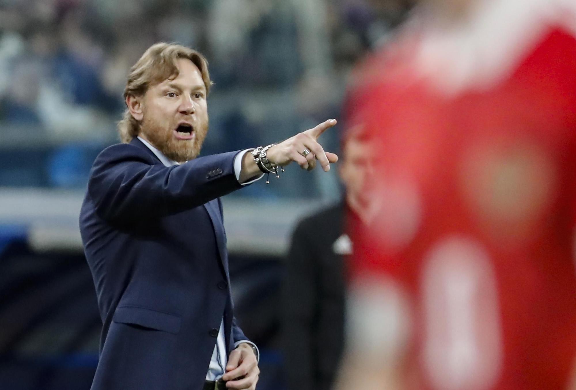 Karpin da instrucciones a sus jugadores.