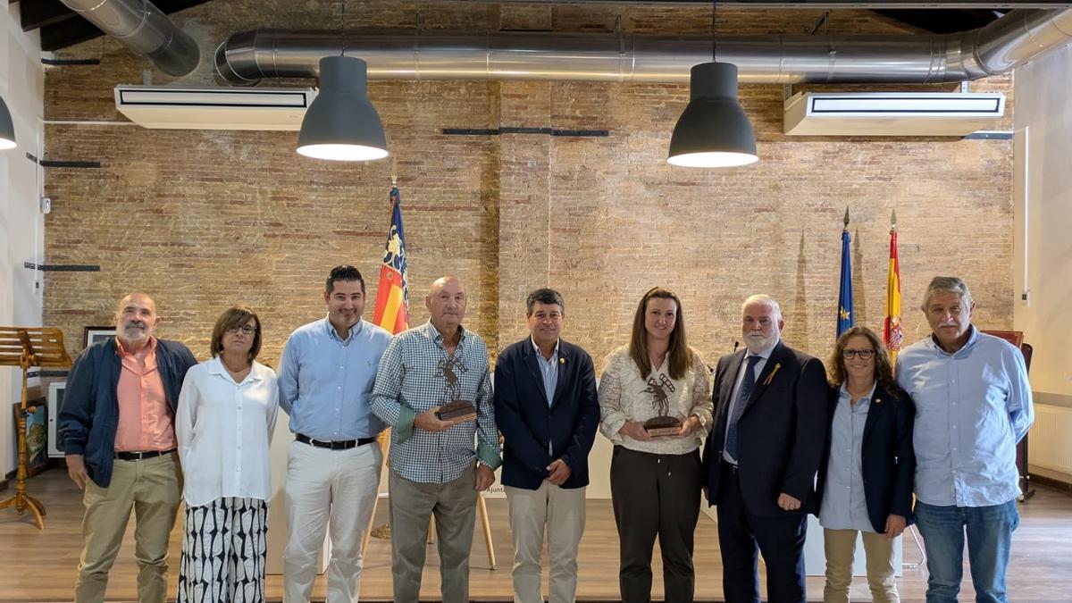 El alcalde Antonio Ropero junto a los premiados, Sonia Murciano y Amador Martínez, y el resto de corporación municipal.
