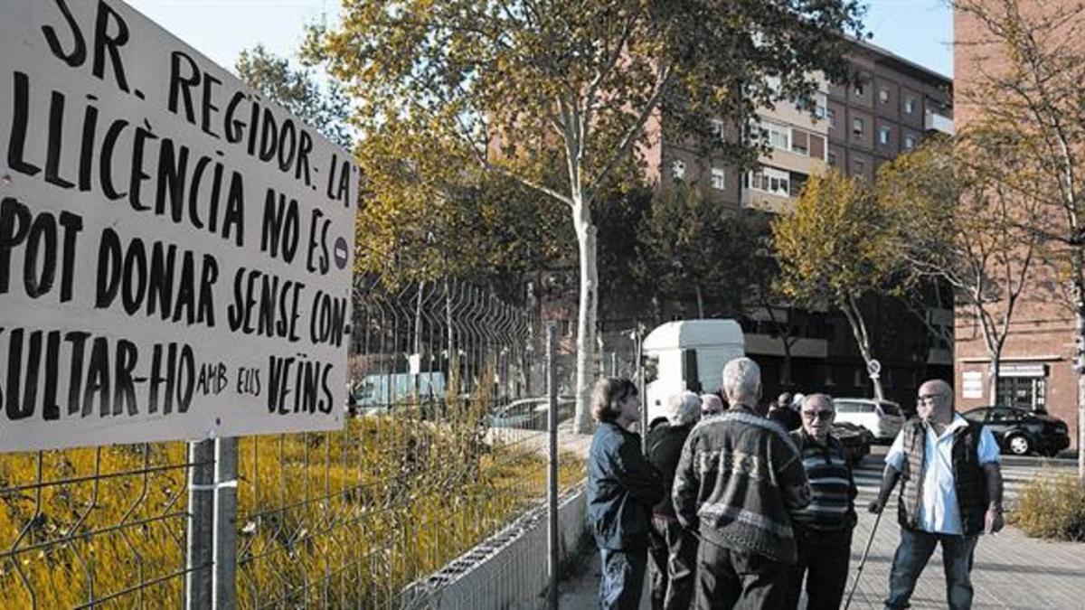 Vecinos de El Besòs i el Maresme protestan contra la edificación de la gasolinera entre las calles del Maresme y Veneçuela, el pasado jueves.