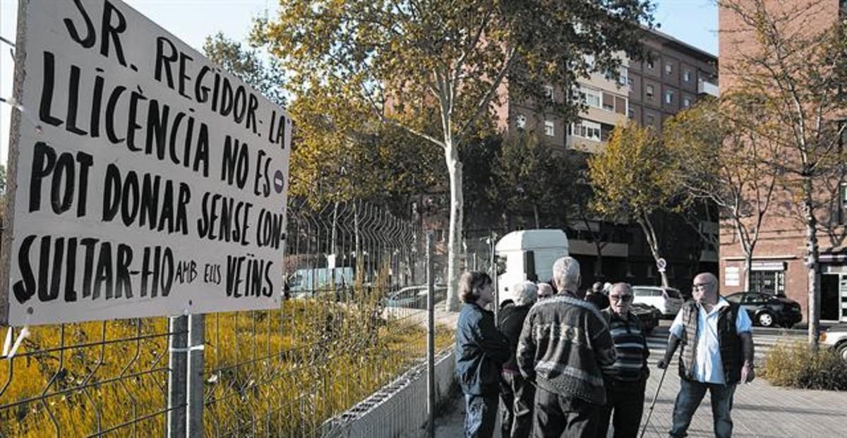 Vecinos de El Besòs i el Maresme protestan contra la edificación de la gasolinera entre las calles del Maresme y Veneçuela, en una imagen de archivo.