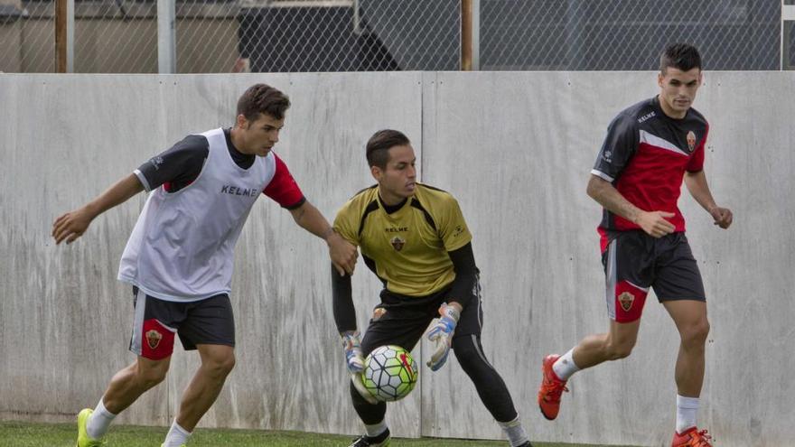 Javi Jiménez, durante el entrenamiento en el campo anexo al Martínez Valero