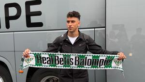 Marc Roca posa con una bufanda del Betis en la previa del Braga-Betis