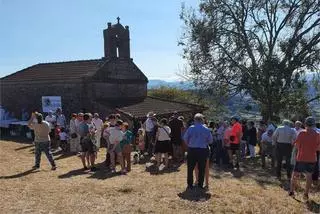 Llanera recupera la antigua ruta a pie hasta el santuario de El Fresno para celebrar la última romería del verano