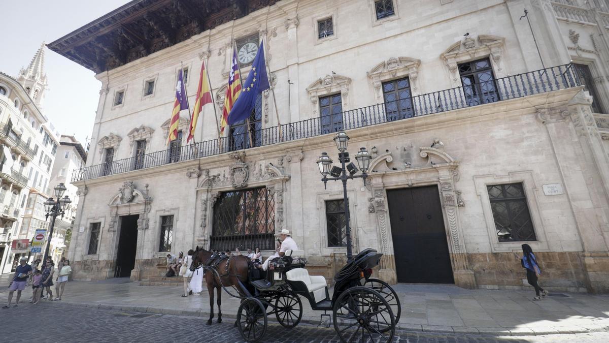 Una galera tirada por caballos frente a Cort.