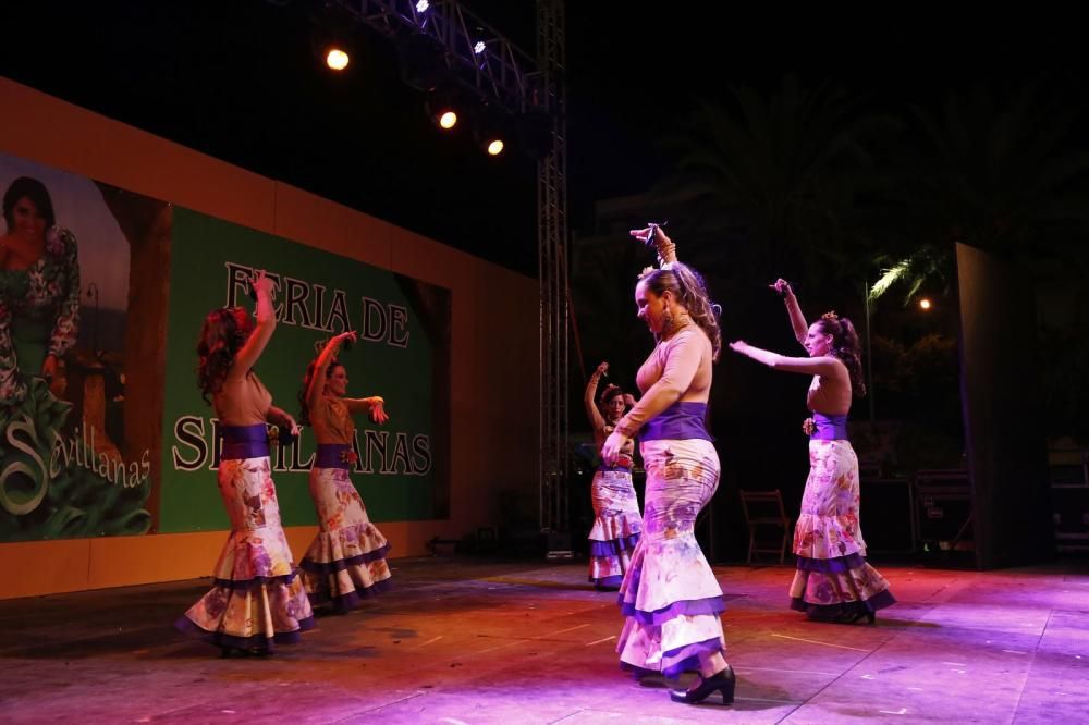 La Feria de Sevillanas 2017 comenzó anoche con una gran afluencia de público, actuaciones flamencas y de sevillanas, gastronomía y casetas, en el recinto portuario de Torrevieja