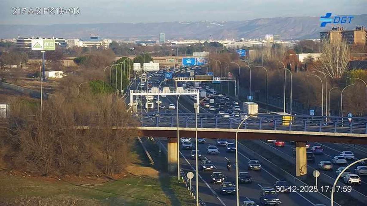 Dos accidentes complican el tráfico en las entradas y salidas de Madrid por la A-6 y la A-2.