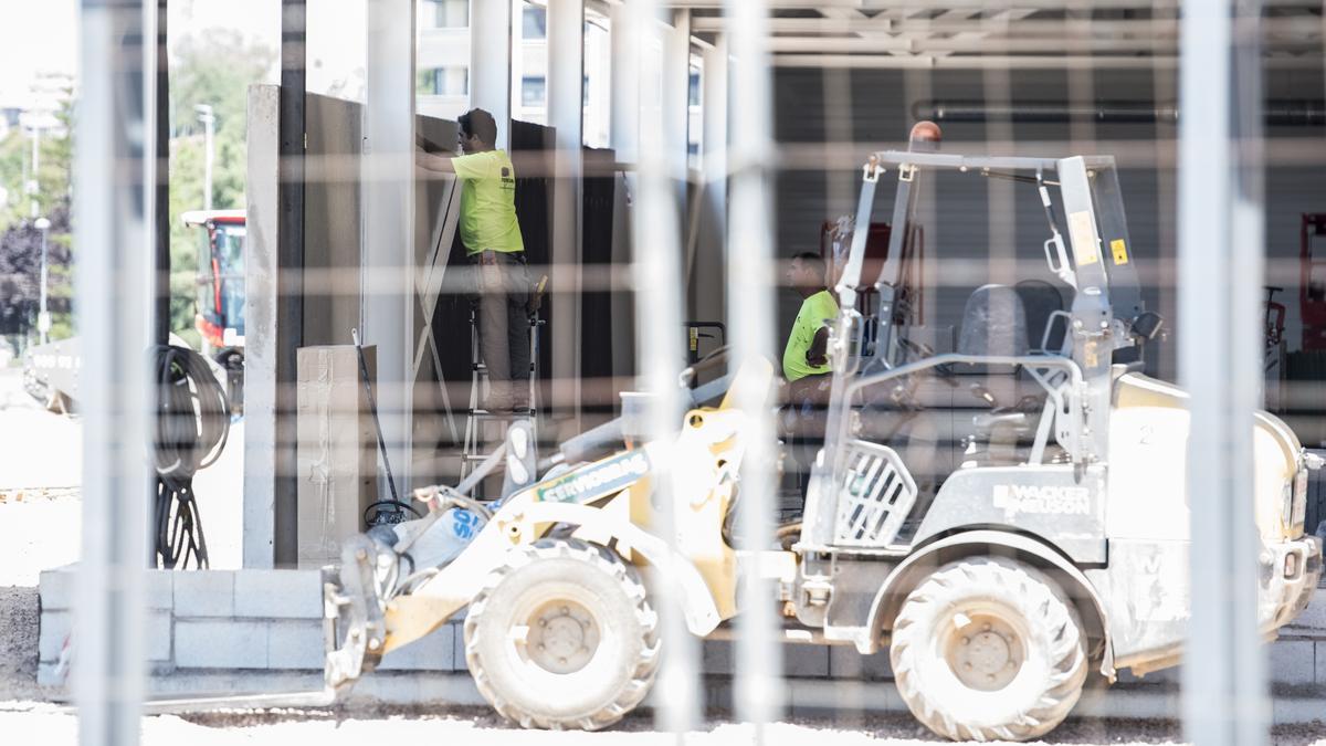 En construcción. Operarios trabajando en la obra del nuevo Aldi.