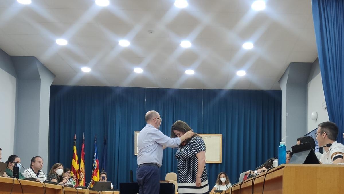 Eva Mª Segura con el alcalde el pleno en el que tomó posesión de su acta la pasada semana
