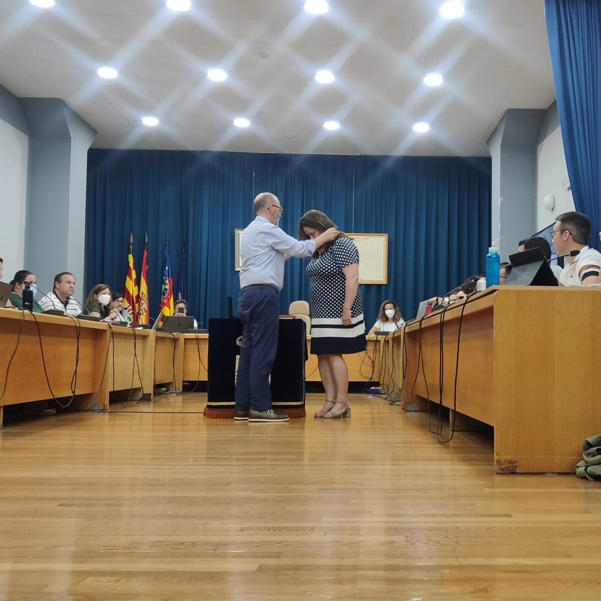 Eva Mª Segura con el alcalde el pleno en el que tomó posesión de su acta la pasada semana