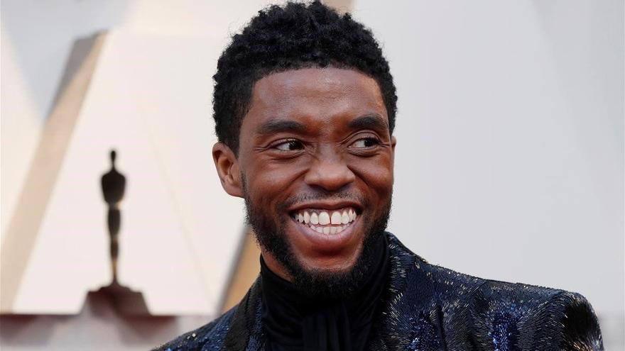 La viuda de Chadwick Boseman recoge el primer premio que recibe el actor tras su muerte