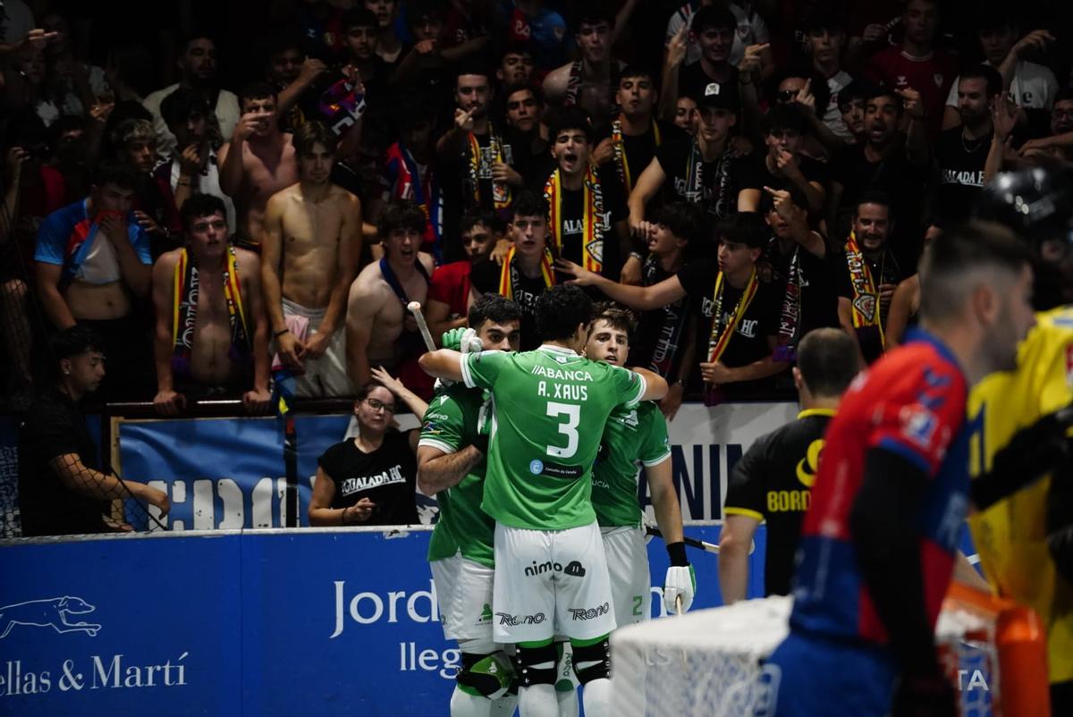Los jugadores del Liceo celebran un gol ante la reacción de la grada de animación del Igualada.