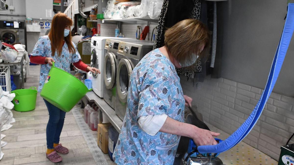 Personal de la lavandería Axiña, durante su actividad laboral.   | // VÍCTOR ECHAVE