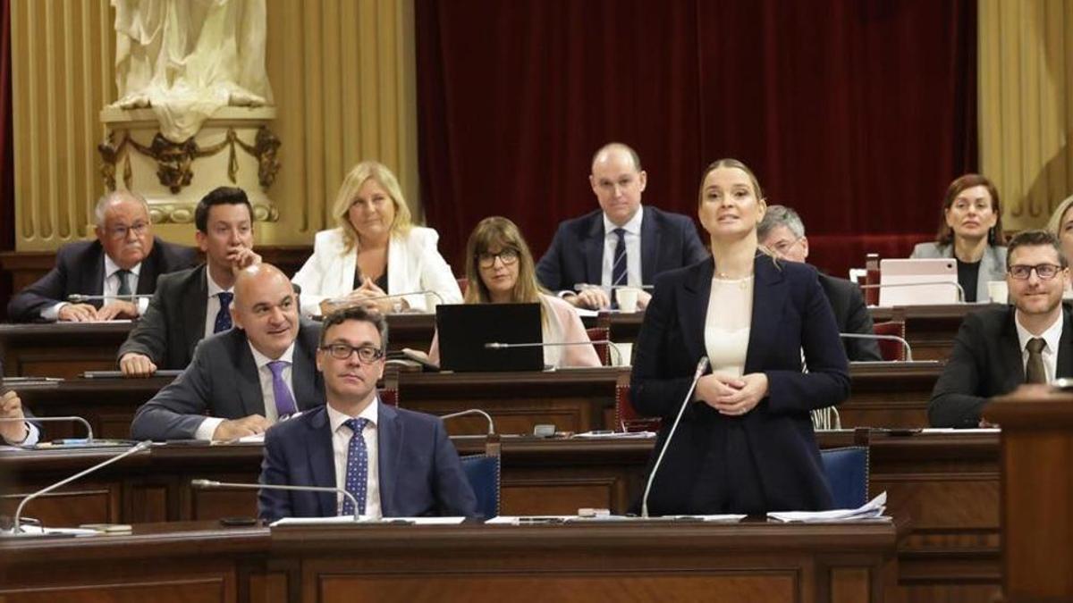 La presidenta del Govern, Marga Prohens, en el Parlament en una imagen de archivo.