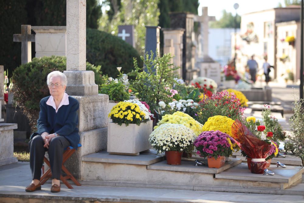 Unas 25.000 personas acuden al cementerio por Tots Sants