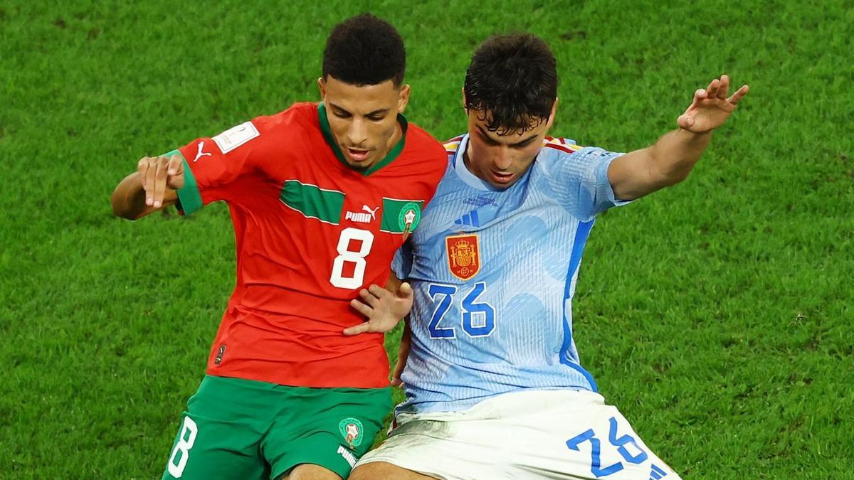 Ounahi fights with Pedri during the 2022 Qatar World Cup