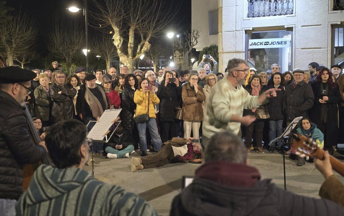 Público asistente al concierto del Coro San José en la Praza do Arco. | FDV