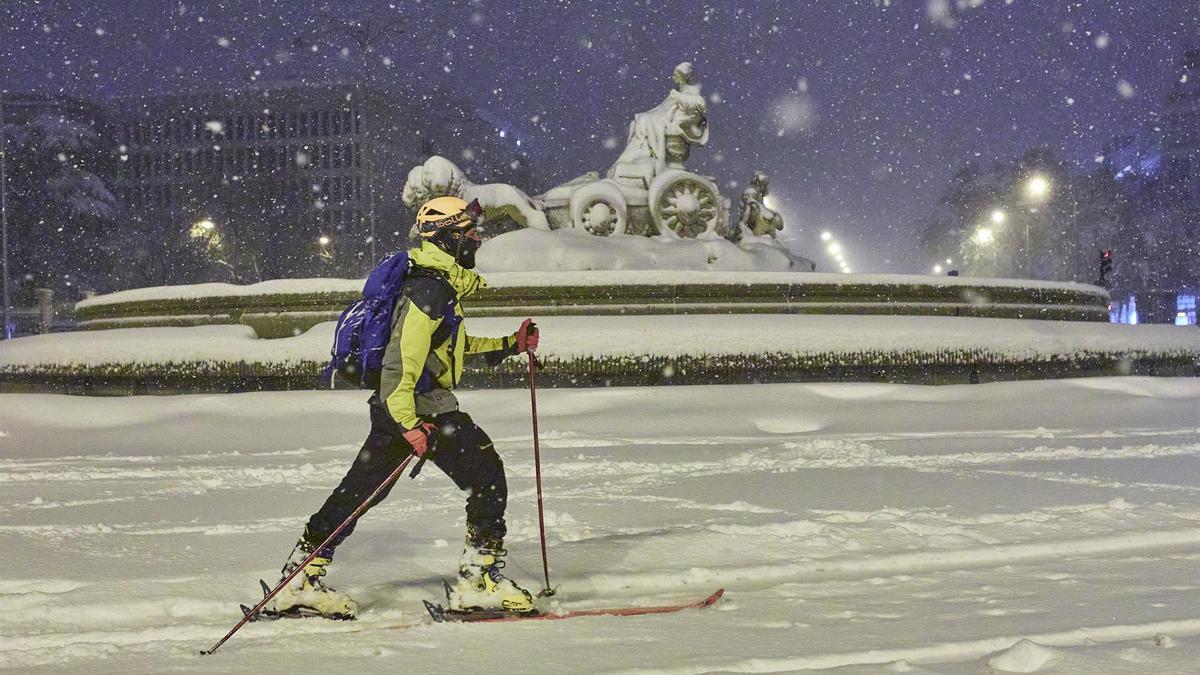 Un esquiador junto a la Cibeles durante las nevadas por Filomena.
