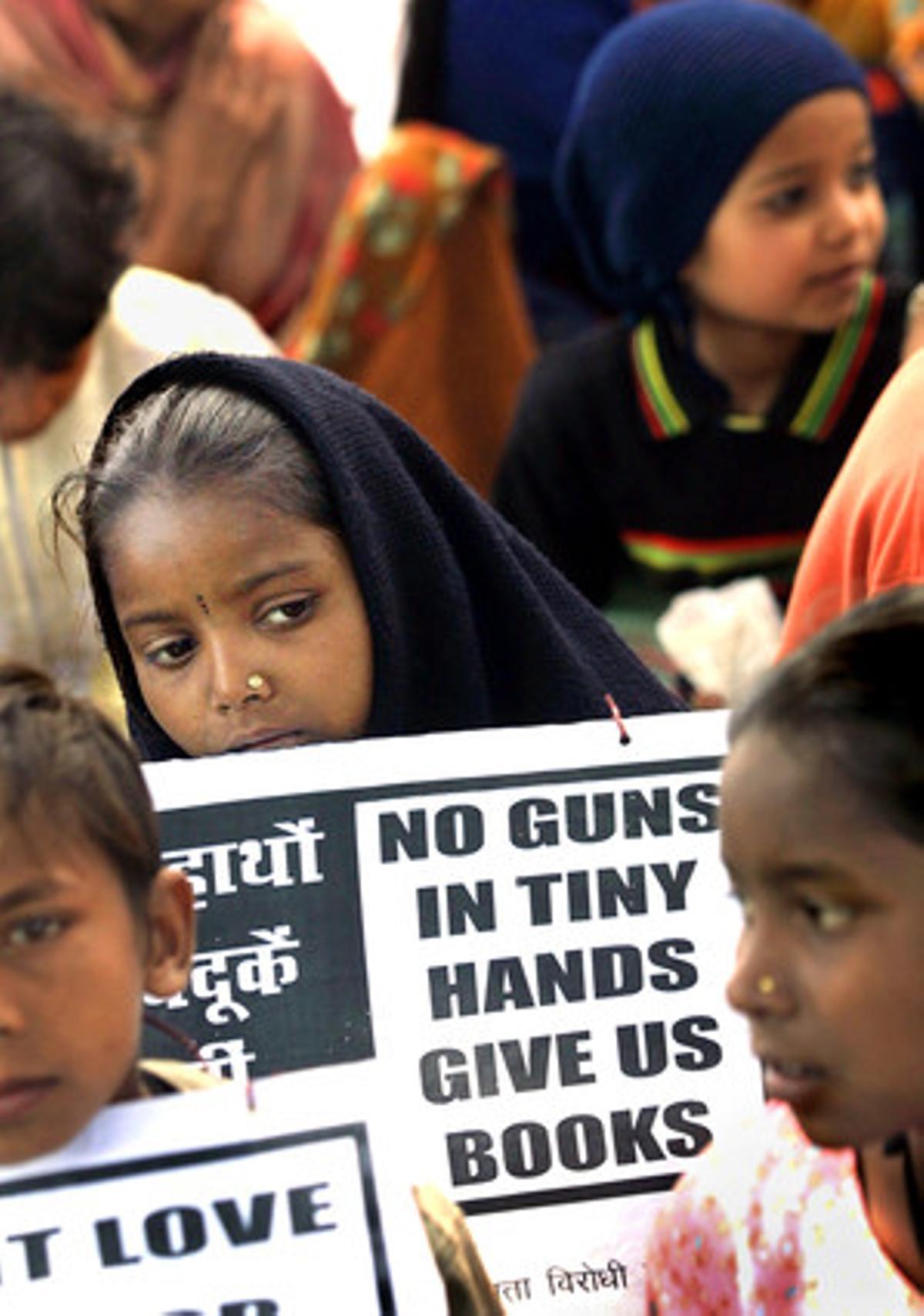 En Nueva Delhi, la manifestación pacifista reunió a cerca de 200 personas (foto), pero fue en el puerto de Calcuta donde tuvo lugar la protesta más multitudinaria: 10.000 personas. El Gobierno indio rechazó la posibilidad de una guerra contra Irak.