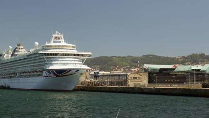 El &quot;Ventura&quot;, ayer, atracado en el muelle de la estación marítima. // Marcos Canosa